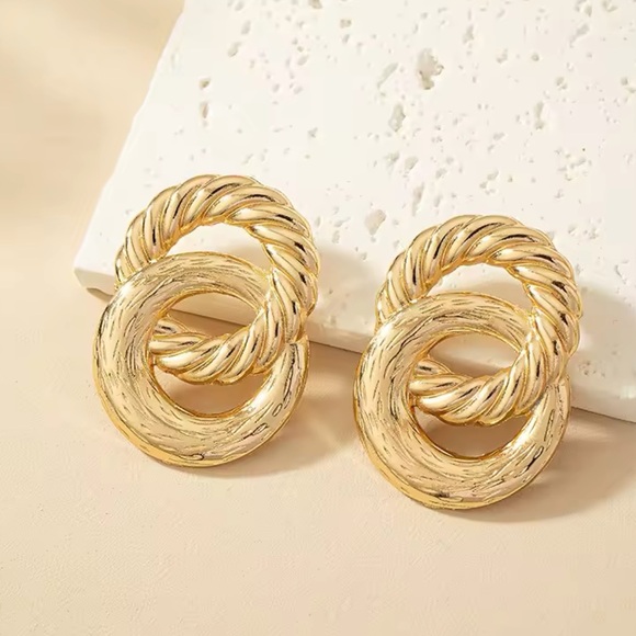 Céline - Vintage Golden Earrings. 2025 Trends Statement Earrings - Picture 3 of 4